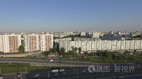 空中城市景观，道路上有房屋和交通。 俄罗斯喀山