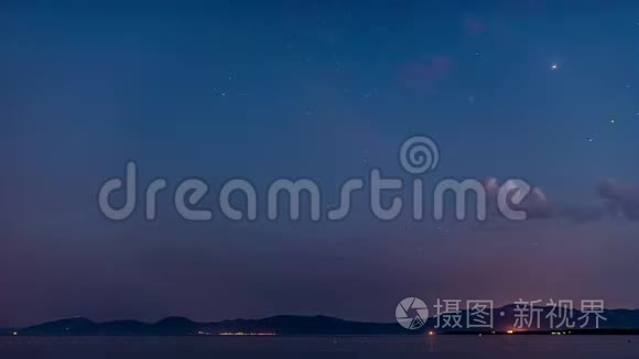 从白天到夜晚，海面上天空的时间流逝