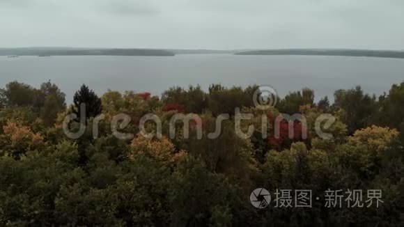无人机在森林上空低飞，飞向一个大湖。 空中观景4K
