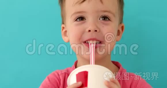 小男孩喝奶昔视频
