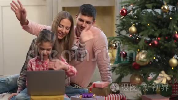 圣诞家庭用笔记本电脑上网聊天视频