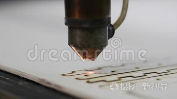 工业激光切割胶合板上的图案视频