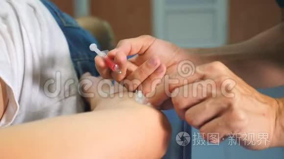 医院疫苗接种前棉毛病人消毒手臂的医生男性手。 医生用棉花