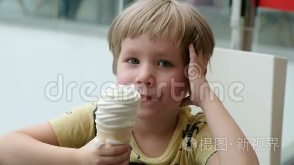 吃冰淇淋的可爱小男孩