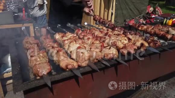 烤肉烤架在烤架上视频