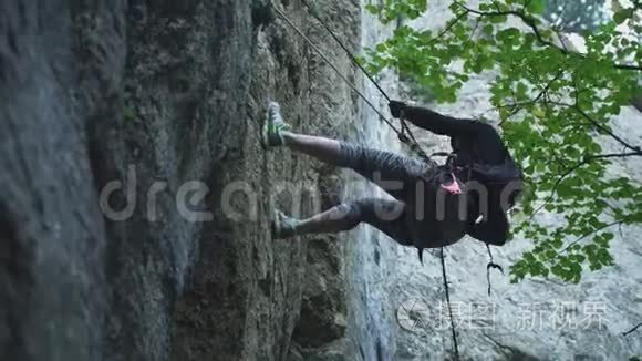 近景登山者用安全绳下落岩石崖