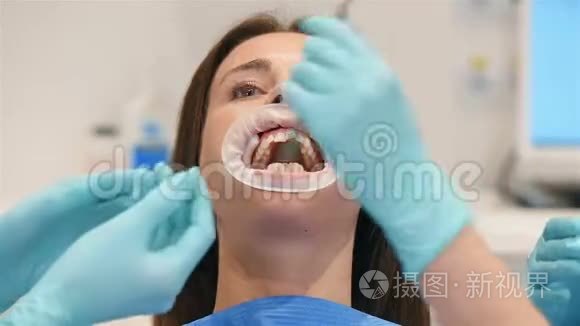 牙医检查病人与Braces