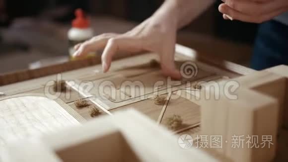 木制建筑布局上的工匠排列建筑视频