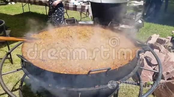 在平底锅里吃辣的大饼视频