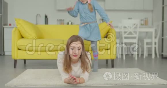 免费的母女在地板上放松视频