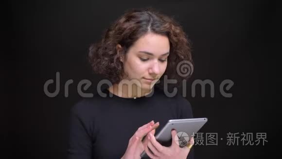 年轻美丽的白种人女性在笔记本电脑上轻敲特写镜头，并显示绿色屏幕直接指向