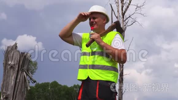拿着斧头喝水的伐木工人视频