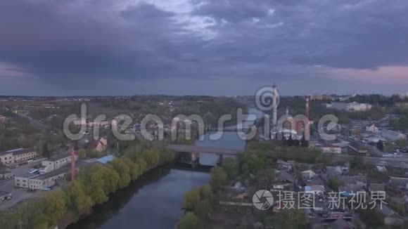 美丽的鸟瞰Zhytomyr河上的郊区。 日落。