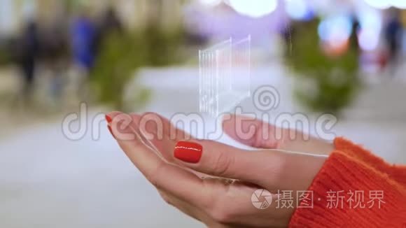 女性手拿着带有集装箱的全息图