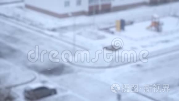 冬天城市背景下的飞雪视频