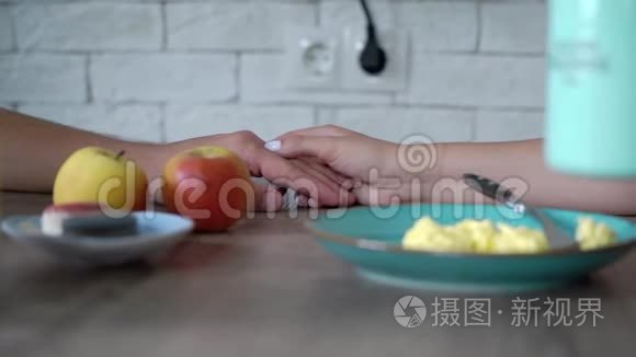 男人和女人在早餐桌旁牵手视频