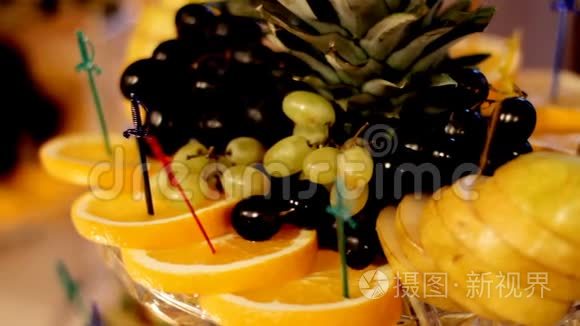 节日桌上放着鲜嫩多汁的水果