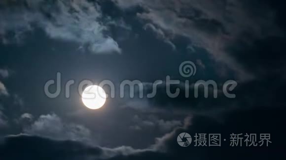 夜晚月亮与云彩的时间流逝视频