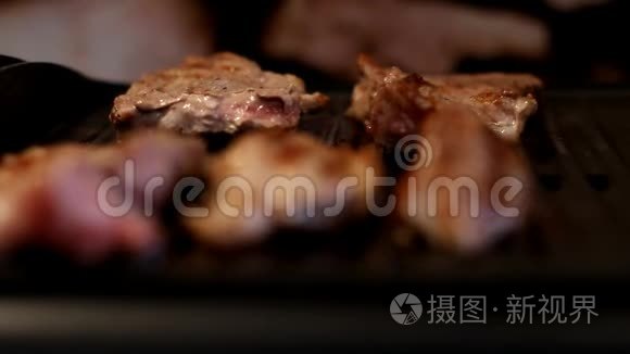 煎牛排。 烤架上的猪肉。 厨师烹饪。 新鲜的肉。 不健康的食物。 烧烤