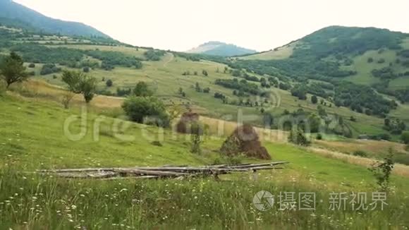山区和小村庄的乡村景色视频