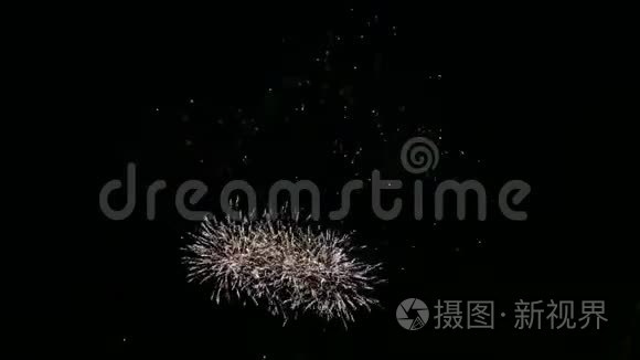 江面夜空中闪烁着喜庆的烟花.. 时间跨度