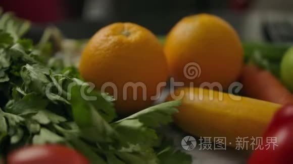 厨房餐桌上的天然水果和蔬菜视频