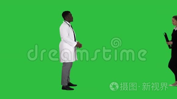 病人来到医生与x射线物理治疗师解释x射线病人在绿色屏幕，Chroma键。