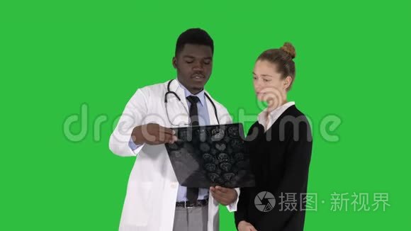 年轻女性在绿色屏幕上做脑部x光检查的放射科医生，ChromaKey。