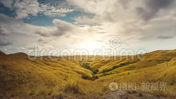 黄草覆盖的风景如画的外林小山视频