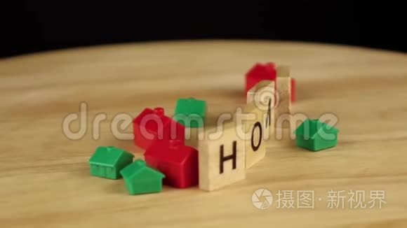 刻在碑上的木立方体房屋旋转360度，有红色和绿色的微型房屋