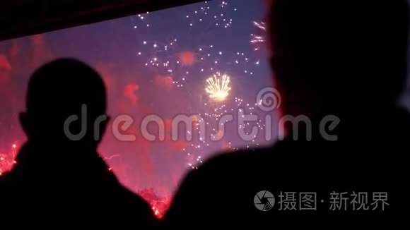 五颜六色的烟花爆炸美丽的近在城市天空前面的人4K。