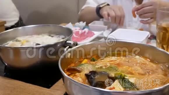 中餐厅内人们吃火锅沸腾的运动视频
