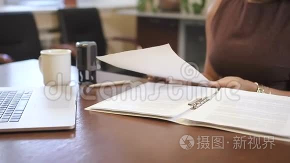 关闭非裔美国律师核实合同制作印章。