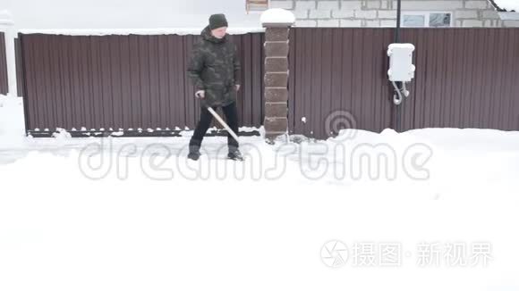 人们用铲子清理积雪的道路视频