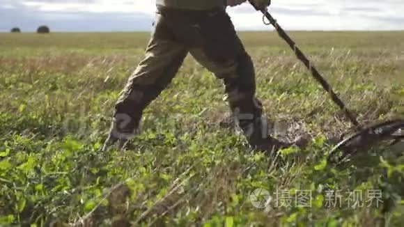 无法辨认的人用金属探测器搜索视频