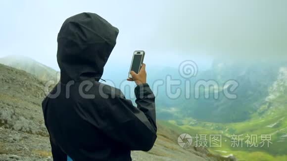 在山顶使用智能电话视频