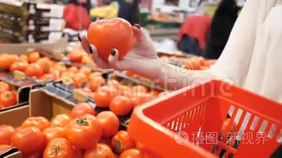 女子水果蔬菜超市市场视频