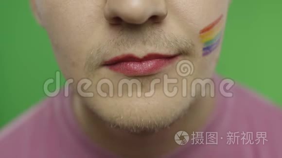 有胡子的人，画着嘴唇，在相机上微笑。 LGBT群体。 变性人