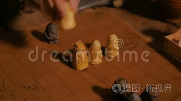 男子手中的数字放置中世纪流行战略棋盘游戏塔夫尔