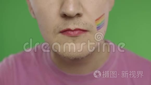 有胡子的人，画着嘴唇，在相机上微笑。 LGBT群体。 变性人