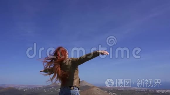 女游客欣赏山顶风景视频