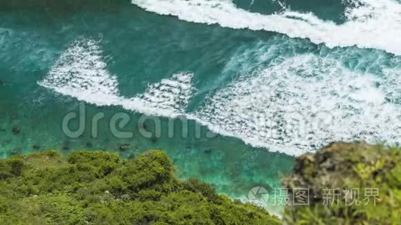 印度尼西亚巴厘岛乌卢瓦图的Ngungalan海滩，一个个波浪的俯视图