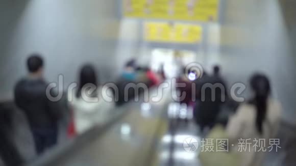 上海地铁车站自动扶梯模糊运动乘客
