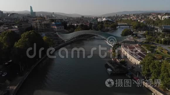 对格鲁吉亚第比利斯市中心的空中射击。 和平桥。 照相机飞到桥上