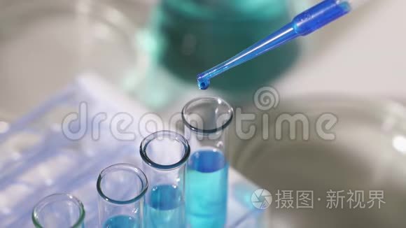 在一个未来的实验室里，一位拿着吸管的科学家分析了一种有色液体来提取DNA和分子