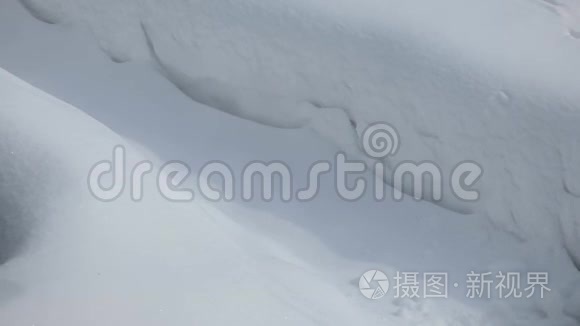 人用铲子清除雪