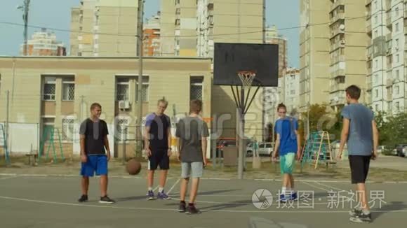 青少年篮球运动员赛后握手视频