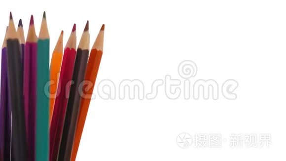 大特写，彩色铅笔在白色背景上向左旋转