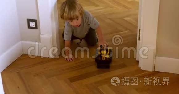 儿童在木地板上玩机器视频