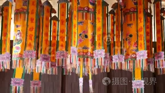 东方寺庙的观赏灯笼。 中国传统寺庙内悬挂着一套明亮的装饰灯笼